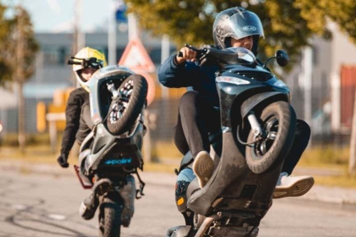 La prodezza del giorno? In tre su uno scooter (senza casco né patente) impennano davanti ai Carabinieri: denunciati